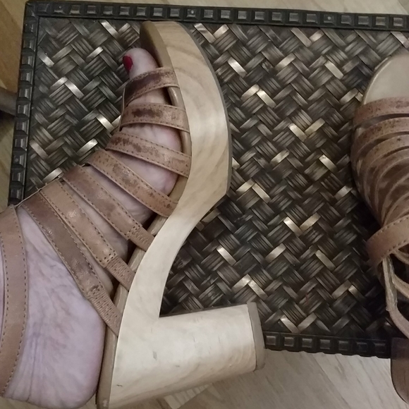 Banana Republic sandals on wooden platform - Picture 9 of 12